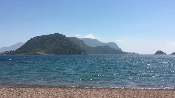 Vista Praia Arenosa Mar Água Azul Tende Para Costa Efeito — Vídeo de Stock