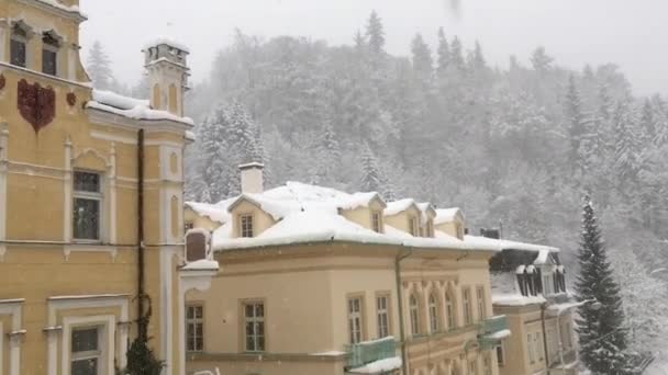 捷克共和国 Marianske Lazne 2013年1月18日 雪落在旅游胜地的荒凉的城市里 有着美丽的洛可可风格的建筑和巴洛克风格的建筑 非常典雅典雅的建筑 靠近被森林覆盖的高山 高大的树木 — 图库视频影像