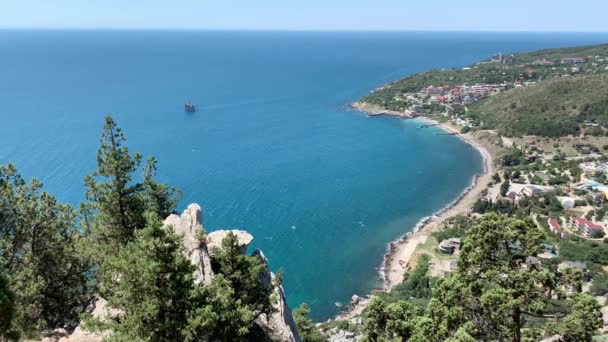 vue de la hauteur de la mer, une vague de lumière, une côte sinueuse, de petites maisons, des plantes vertes parmi les rochers, une zone naturelle, un endroit pour les photos