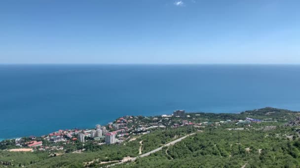 海の高さからの眺め緑の多い小さな建物道路青い海晴れた日 — ストック動画