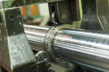 Eski mekanik döngüsel davul silindir makine fabrikada çalışıyor. Endüstriyel iç ve makine. Portre