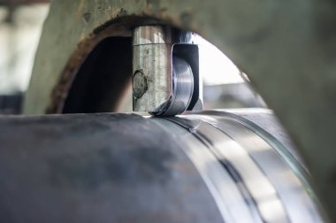 Eski mekanik döngüsel davul silindir makine fabrikada çalışıyor. Endüstriyel iç ve makine. Portre