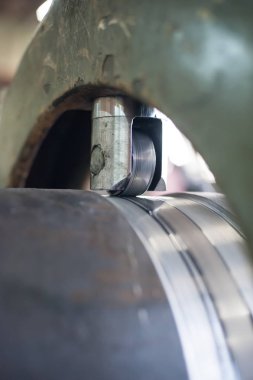 Eski mekanik döngüsel davul silindir makine fabrikada çalışıyor. Endüstriyel iç ve makine. Portre