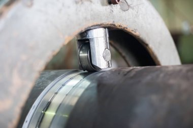 Eski mekanik döngüsel davul silindir makine fabrikada çalışıyor. Endüstriyel iç ve makine. Portre