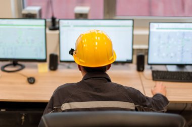 Bakım mühendisi röle koruma sisteminden kontrol bilgisayar merkezi kontrol edin. Defne kontrol ünitesi. Orta Gerilim Şalt