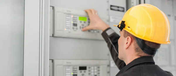 Close Van Onderhoud Ingenieur Testen Middenspanningsbord Baai Controle Eenheid Relay — Stockfoto