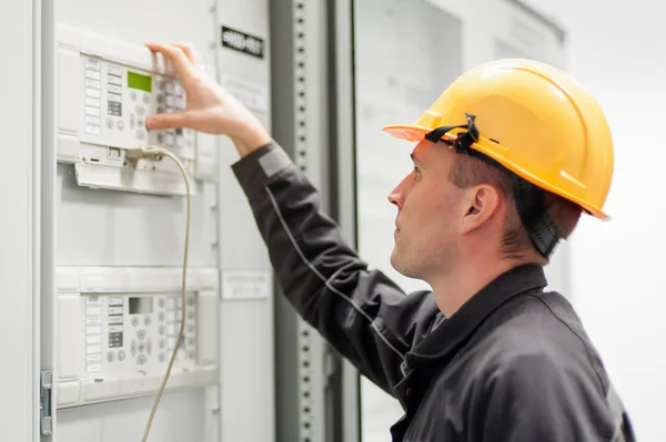 Ingenieur Inbedrijfnamehandleiding Baai Controle Eenheid Engineering Afdeling Middenspanningsbord — Stockfoto