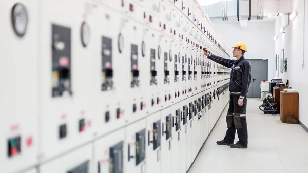 Mühendis devreye defne kontrol ünitesi. Mühendisliği Bölümü. Orta Gerilim Şalt