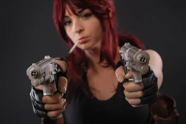 Ritratto Bella Donna Sexy Con Due Pistole Sfondo Nero — Foto Stock