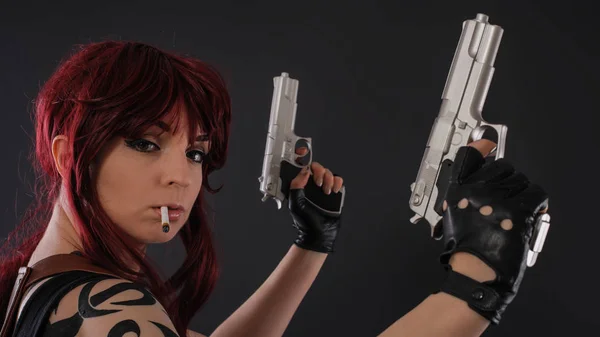 Портрет Красивої Сексуальної Жінки Двома Пістолетами Чорному Тлі — стокове фото