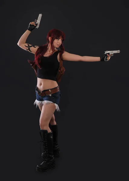 Retrato Una Mujer Sexy Posando Estudio Con Pistola Sobre Fondo — Foto de Stock