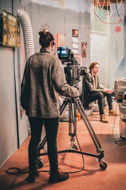 Sahne. Aktör filmin kamera önünde film stüdyosu ayarlayın. Grup film sahnesi