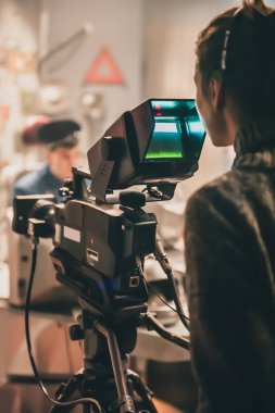Sahne. Aktör filmin kamera önünde film stüdyosu ayarlayın. Grup film sahnesi