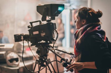 Sahne. Aktör filmin kamera önünde film stüdyosu ayarlayın. Grup film sahnesi