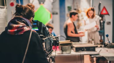 Sahne. Aktör filmin kamera önünde film stüdyosu ayarlayın. Grup film sahnesi