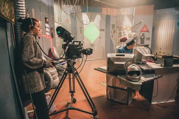 Sahne. Aktör filmin kamera önünde film stüdyosu ayarlayın. Grup film sahnesi