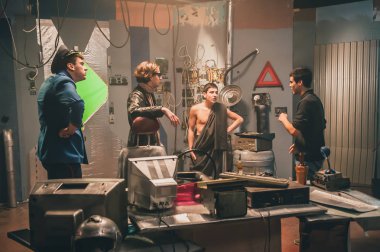 Sahne. Film ekibi takım stüdyo çekim film sahnesinde. Grup sinema seti