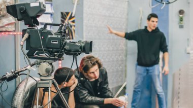 Sahne. Film ekibi takım stüdyo çekim film sahnesinde. Grup sinema seti