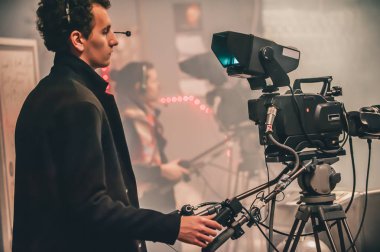 Sahne. Birden fazla kamera kurulum. Film sahne film stüdyosu kamera ile çekim kameraman. Grup sinema seti