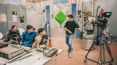Sahne. Film ekibi takım stüdyo çekim film sahnesinde. Grup sinema seti