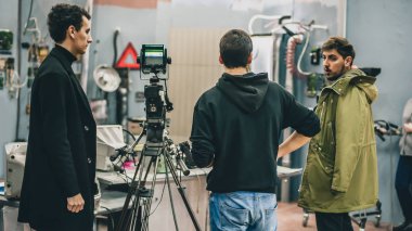 Sahne. Film ekibi takım stüdyo çekim film sahnesinde. Grup sinema seti