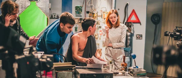 Sahne. Film ekibi takım stüdyo çekim film sahnesinde. Grup sinema seti