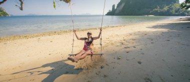 Zevk ve salıncak tropikal okyanus plaj rahatlatıcı genç mutlu kadın. Koh Phi Phi, Tayland