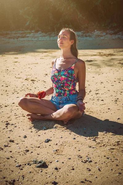 Mujer Forma Relajante Practicando Yoga Aire Libre Junto Mar Relájese —  Fotos de Stock