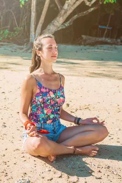 Fit Žena Uvolňující Cvičí Jógu Venku Moře Relaxovat Meditovat Koncept — Stock fotografie