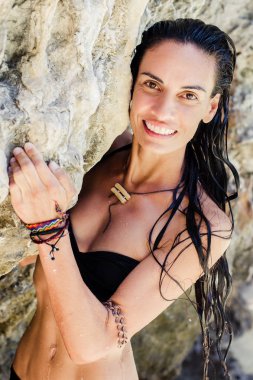 Sahilde, vahşi ve güzel seksi genç kadın portreleri