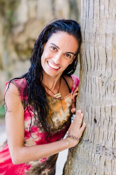 Sahilde, vahşi ve güzel seksi genç kadın portreleri