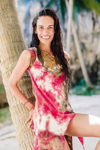 Sahilde, vahşi ve güzel seksi genç kadın portreleri