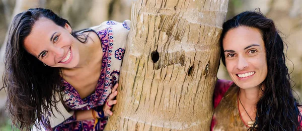 Sahilde, vahşi ve güzel iki seksi kadın portreleri