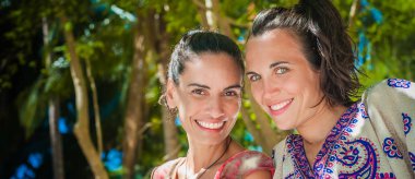 Gülümseyen ve sahilde zevk iki mutlu kız arkadaşım portreleri