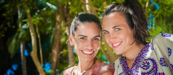 Gülümseyen ve sahilde zevk iki mutlu kız arkadaşım portreleri