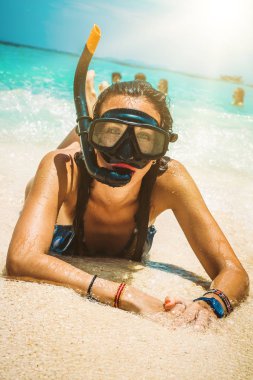 Mutlu genç kadın şnorkel maskesi sahilde zevk ile. Koh Hong, Tayland