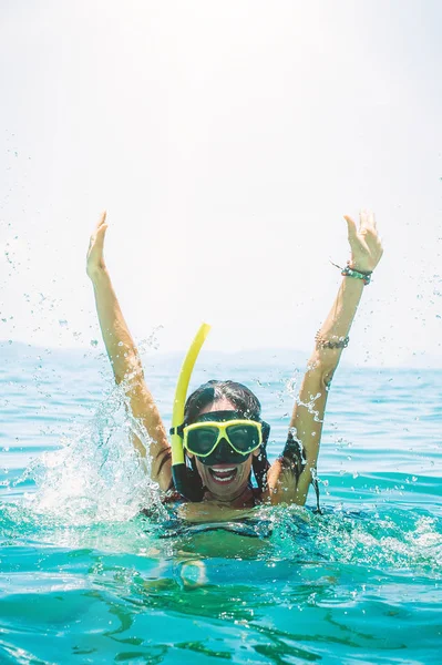 Mutlu genç kadın şnorkel maskesi sahilde zevk ile. Koh Hong, Tayland