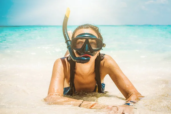 Mutlu genç kadın şnorkel maskesi sahilde zevk ile. Koh Hong, Tayland