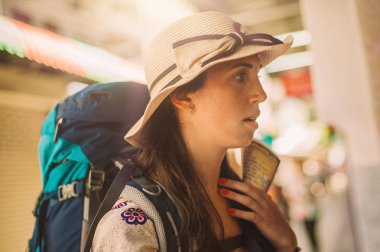 Mutlu genç kadın ile yolculuk zevk sırt çantaları. Koh Phi Phi, Tayland