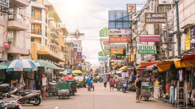 Bangkok, Tayland - 02. Mayıs 2018. Khao San Road popüler backpacker turist Bangkok Tayland sokak var. Gün Editör atış