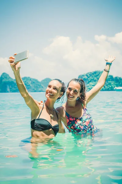 Glückliche Freundinnen Urlaub Machen Selfie Foto Wasser Mit Dem Smartphone — Stockfoto