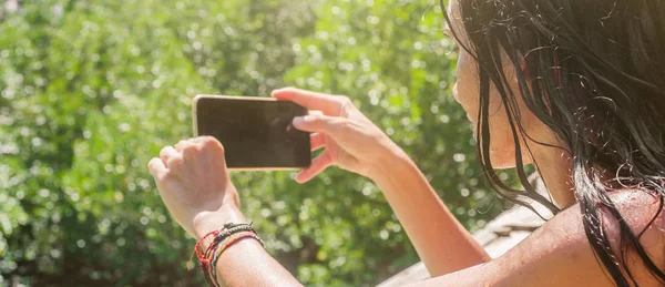 Glückliche Frau Urlaub Fotografiert Vom Boot Aus Mit Dem Smartphone — Stockfoto