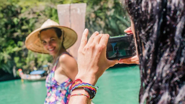 Junge Frau Fotografiert Ihren Freund Mit Smartphone Boot — Stockfoto