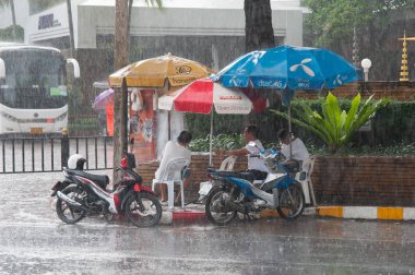 Pattaya Tayland - Mayıs 2018 yaklaşık. Islak Tay sokaklar ve trafik ağır tropik fırtına yağmur sırasında. Muson sezonu. Gün Editör atış
