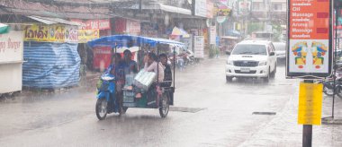 Pattaya Tayland - Mayıs 2018 yaklaşık. Islak Tay sokaklar ve trafik ağır tropik fırtına yağmur sırasında. Muson sezonu. Gün Editör atış