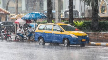 Pattaya Tayland - Mayıs 2018 yaklaşık. Islak Tay sokaklar ve trafik ağır tropik fırtına yağmur sırasında. Muson sezonu. Gün Editör atış