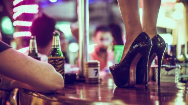 Patong Beach, Phuket Island, Tayland 12 Mart 2018 kadın bacakları topuklu. Tayland gece hayatı, Gogo Bar ve seksi Erotik gece kulübü git git Pole dans kız. Kırmızı Fener Sokağı