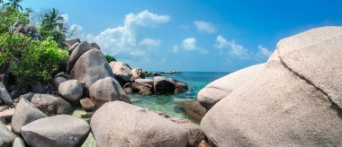 Güzel tropikal plaj turkuaz okyanus su ile egzotik Adası'nda. Doğa arka plan