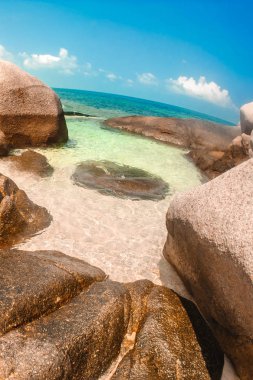 Güzel tropikal plaj turkuaz okyanus su ile egzotik Adası'nda. Doğa arka plan