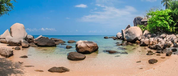 Güzel tropikal plaj turkuaz okyanus su ile egzotik Adası'nda. Doğa arka plan